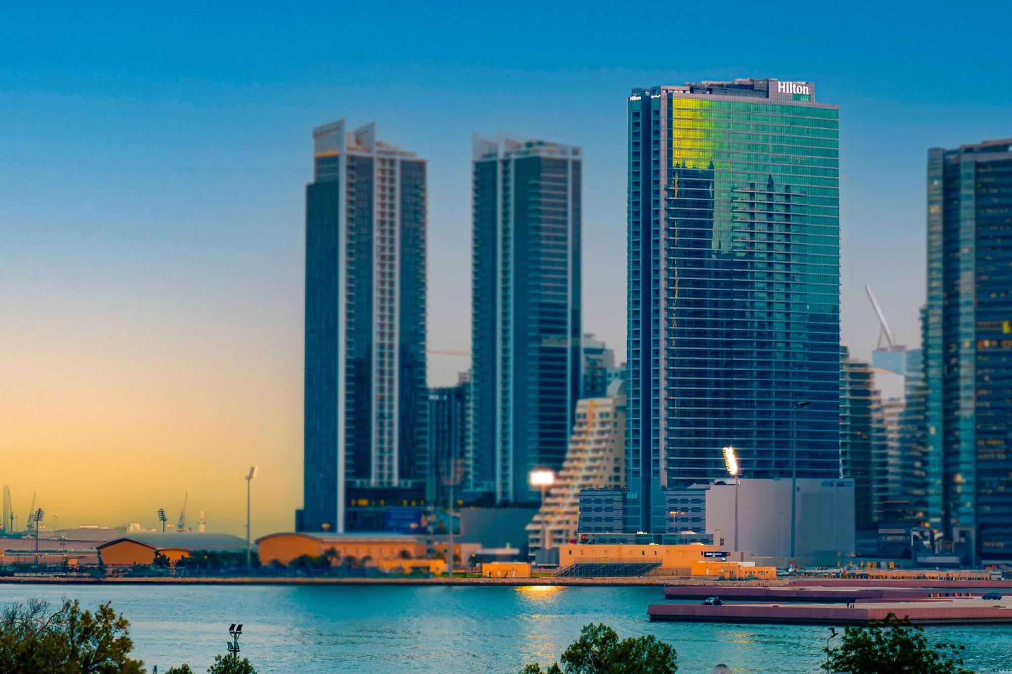 麦纳麦 Hilton Bahrain酒店 外观 照片 Marina skyline